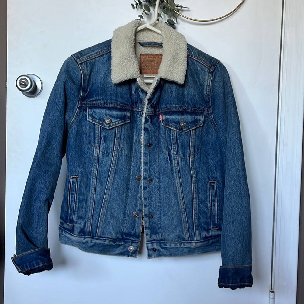 Levi’s denim jacket with Sherpa lining - size S